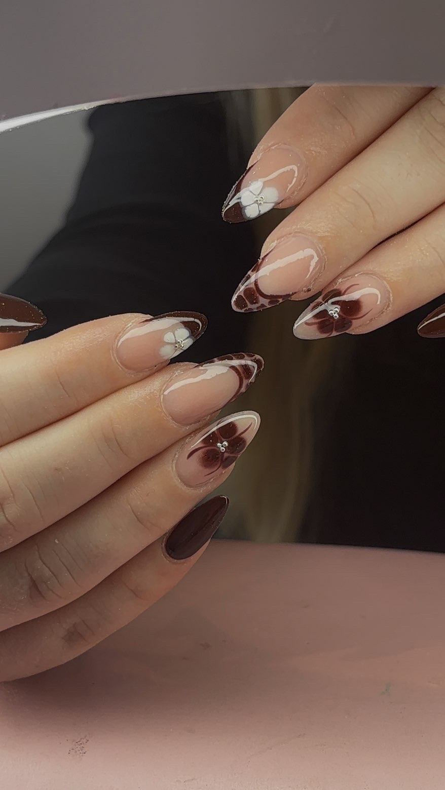 Almond nagels met bruine bloemen