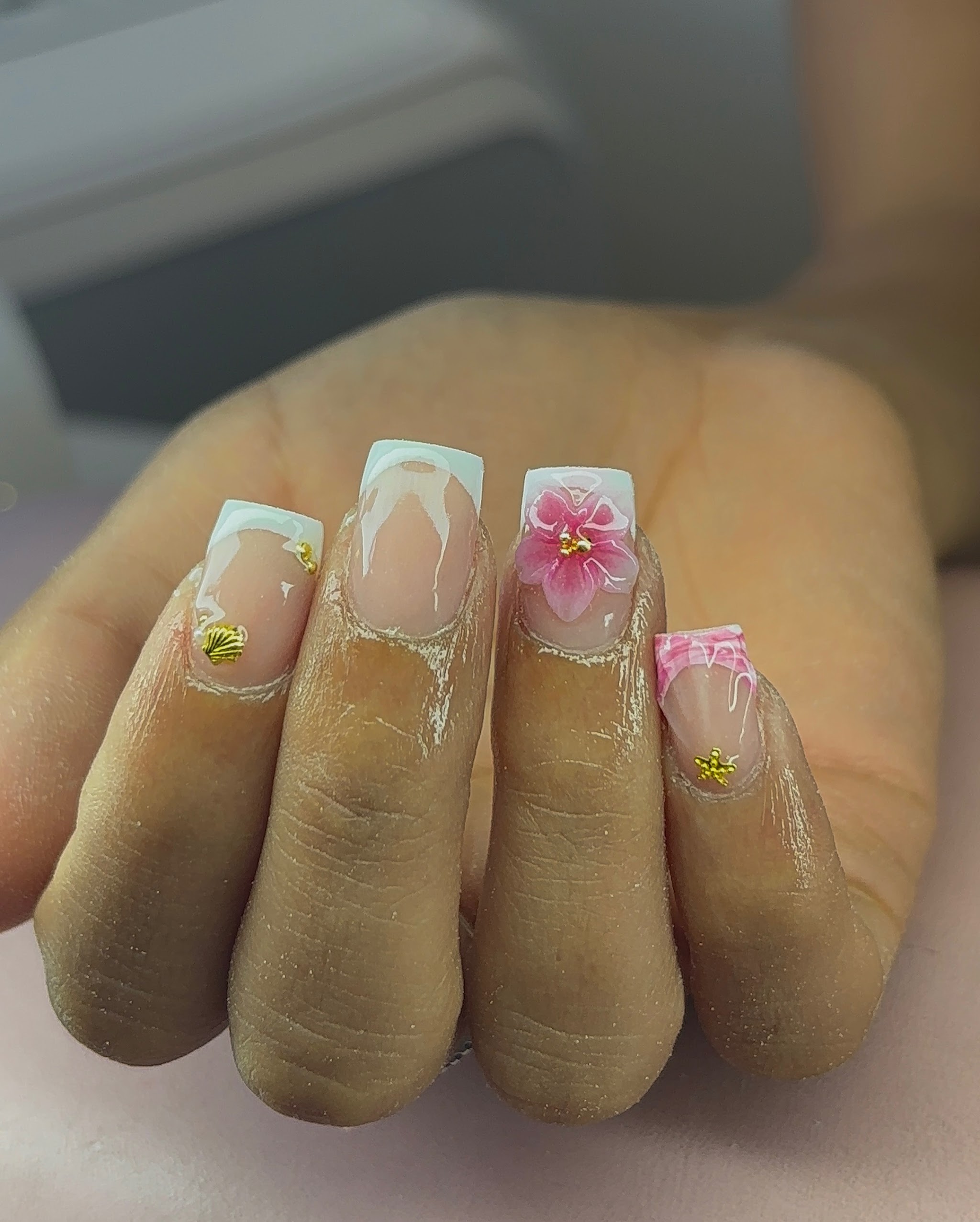 Witte french met roze bloem en gouden studs