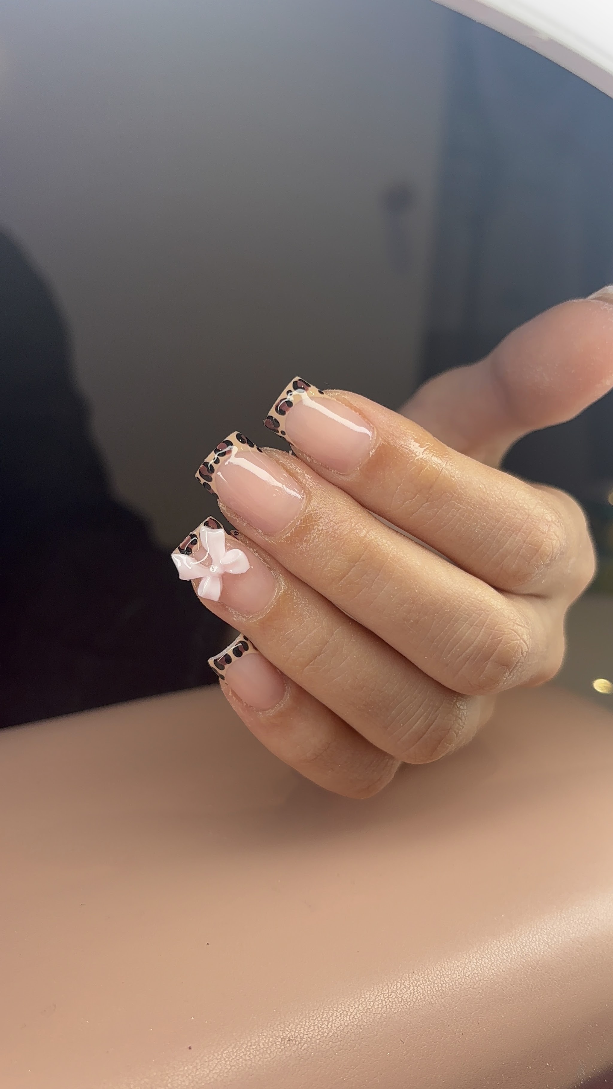 Natuurlijke nagels met een strikje als charm