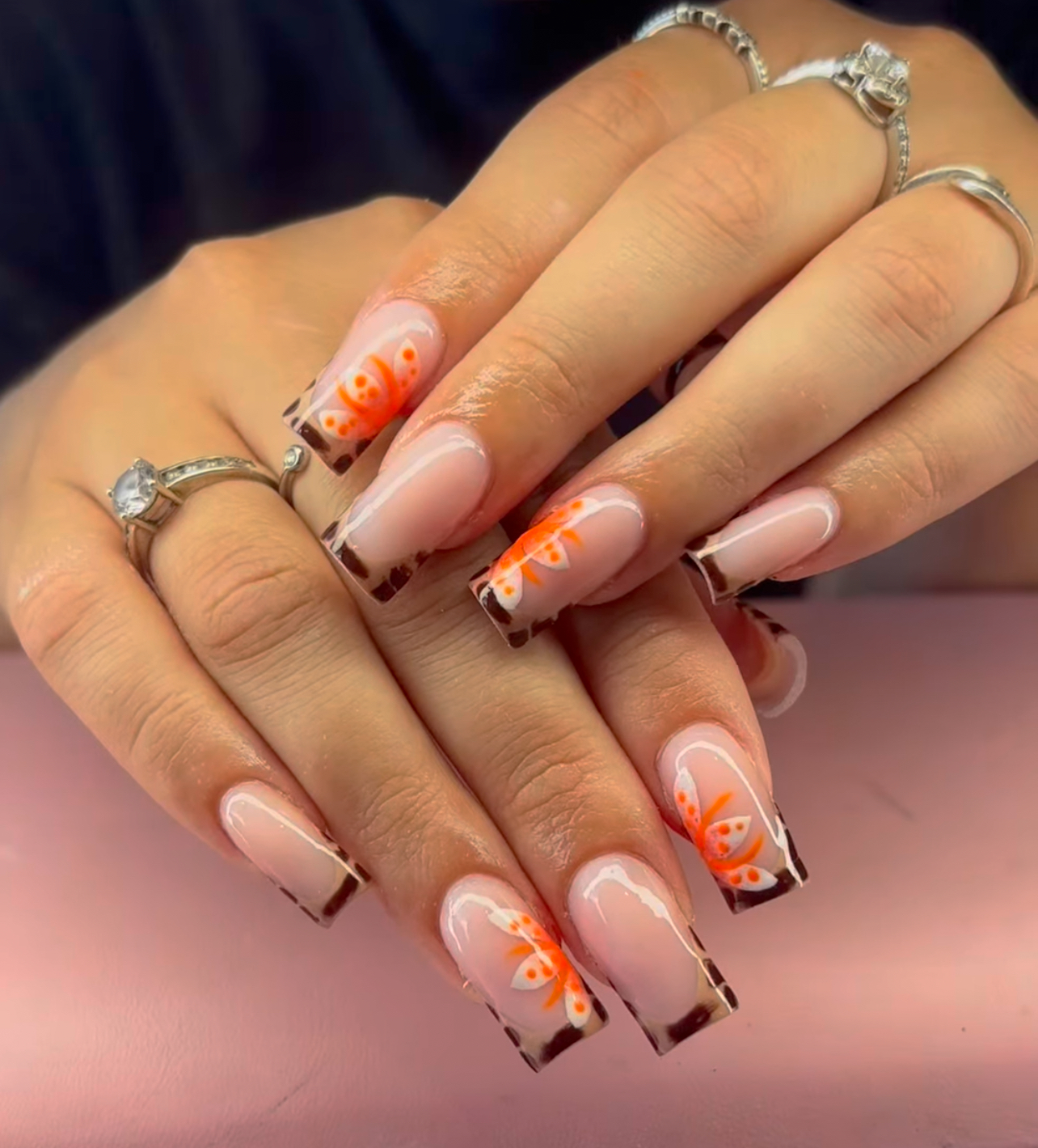 French met bruine tips en oranje bloemen