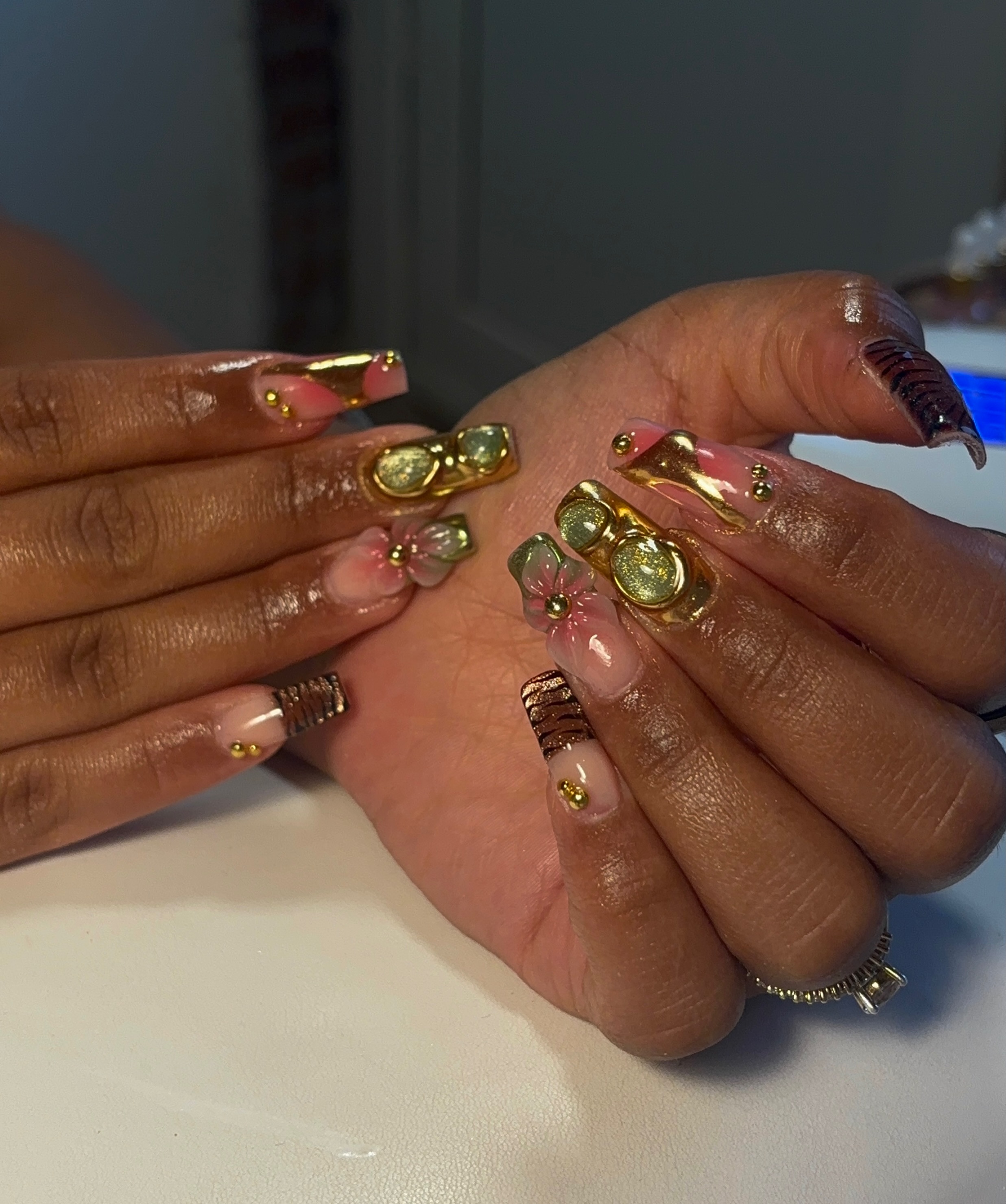 Nagels met chunky gouden chrome charms
