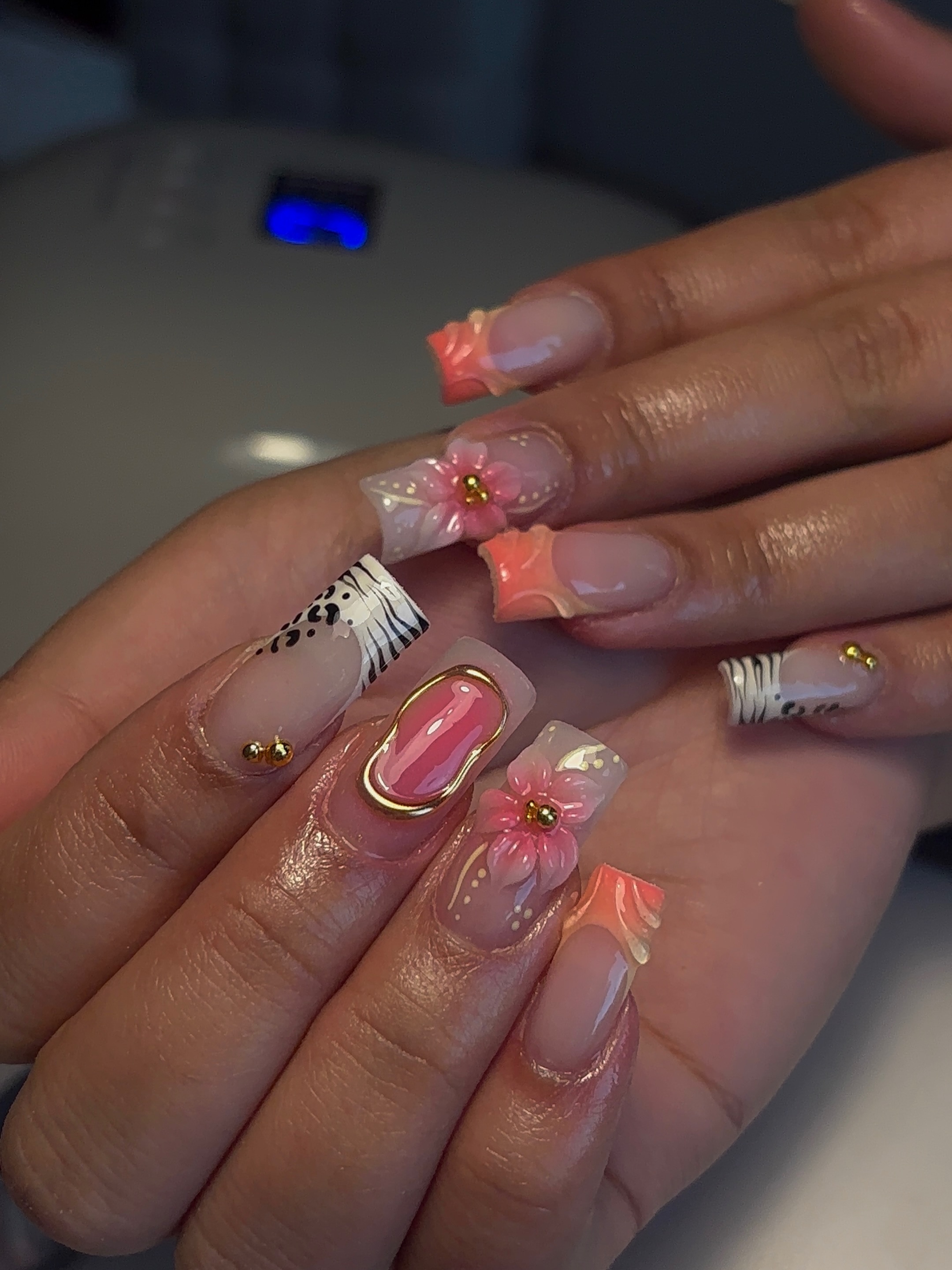 Perzikkleurige bloem en dierenprint op acryl nagels